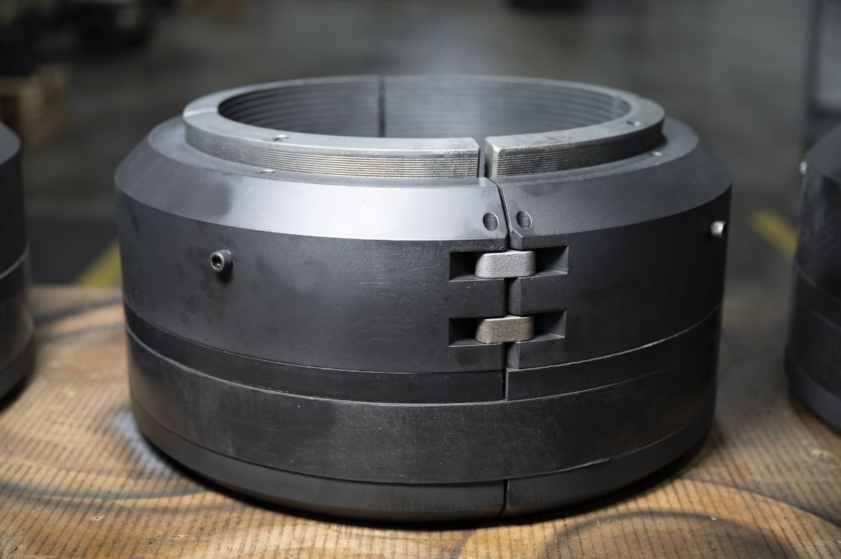 CAMTOP C-29 casing hanger slip bowl detail — dual slip segments with threaded bowl profile designed for even casing load distribution in the wellhead bowl