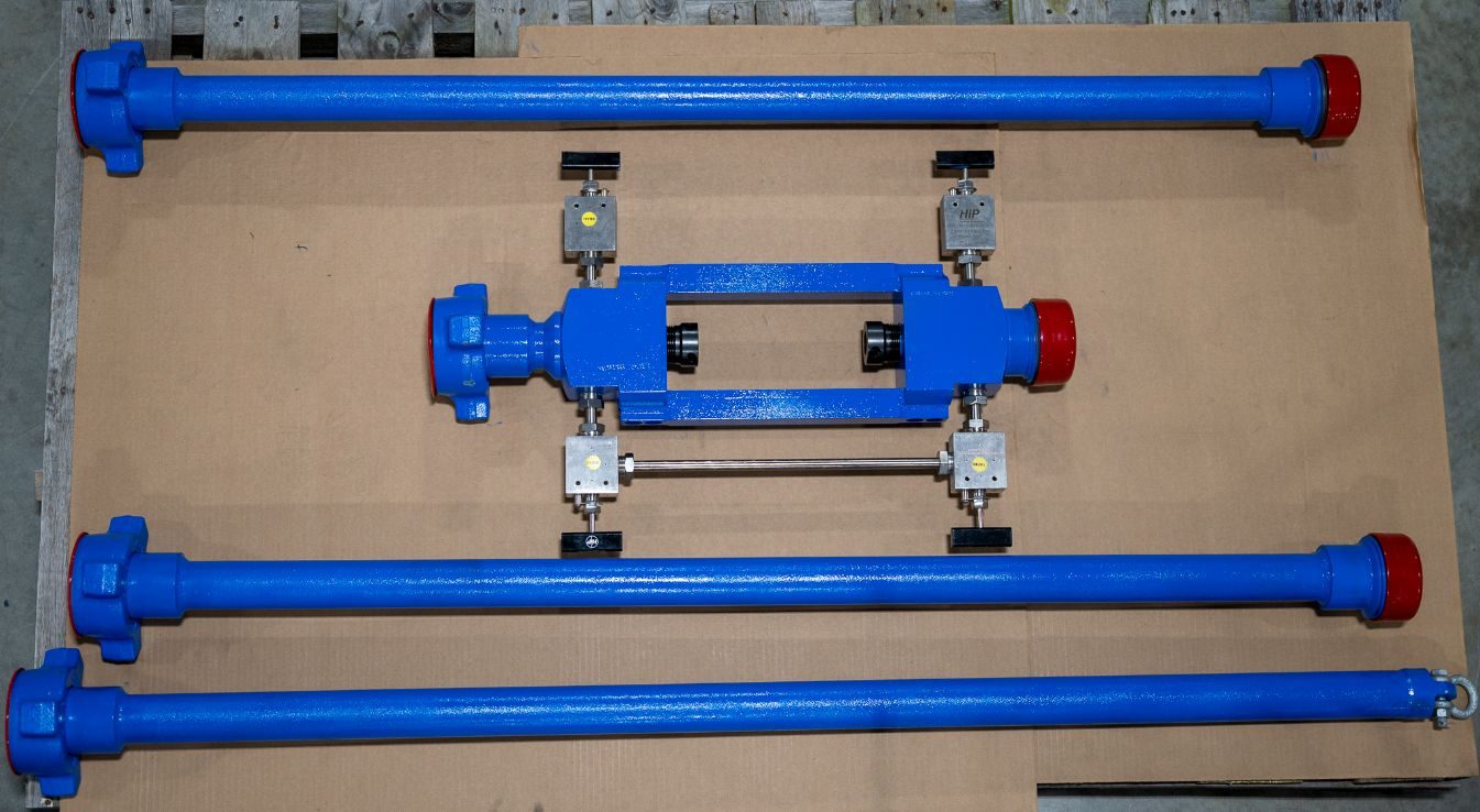 CAMTOP BPV lubricator set with 1502 union connection — blue lubricator body with red protected ends, long polished rod tubes and stainless steel needle valve manifold arranged on shipping pallet